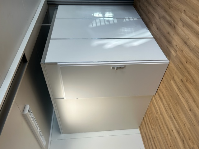 Abschließbare weiße Lagerbox mit eigener Tür in der Halle von Lagerboxen NW13 in Bretzenheim/Nahe